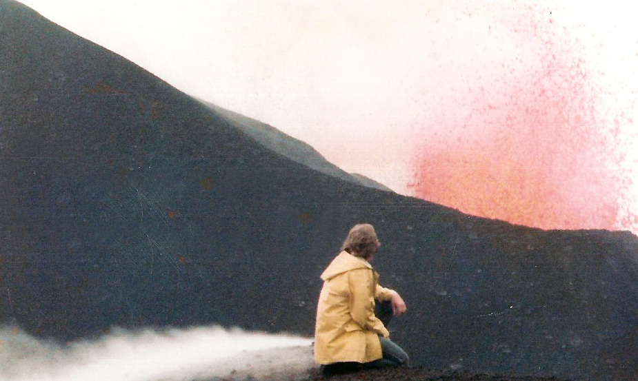 Philip Collette sur le volcan Nyamuragira pendant une éruption